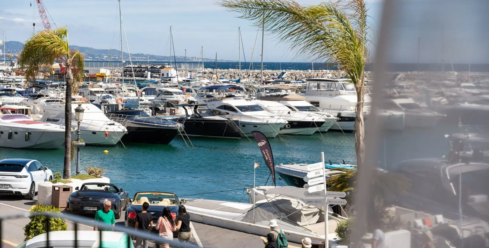Venta de apartamento en planta media en Puerto Banús 2