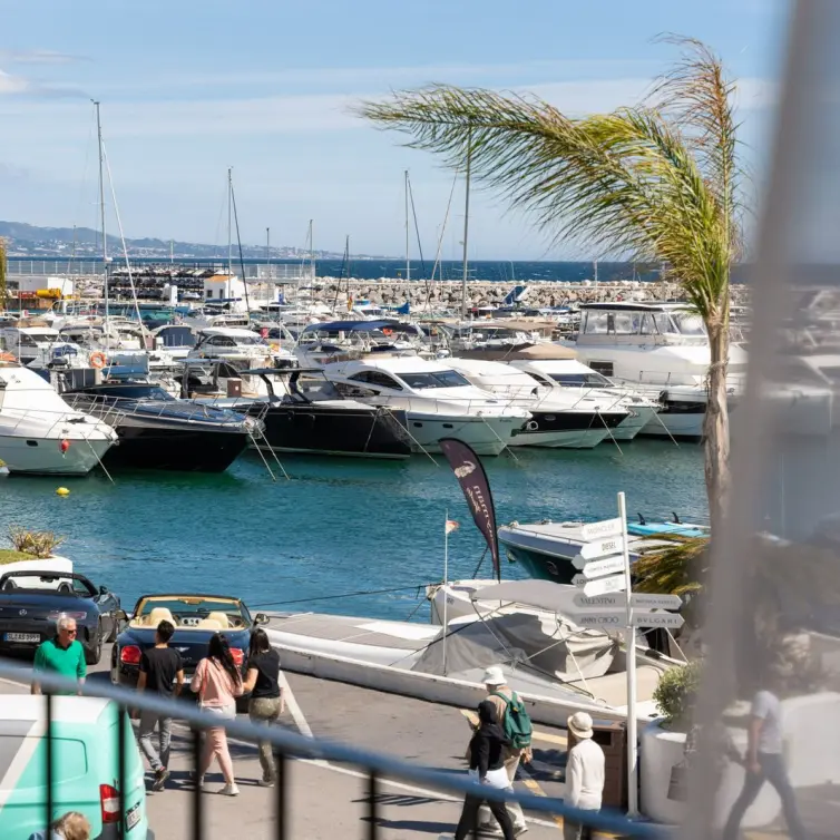 Venta de apartamento en planta media en Puerto Banús