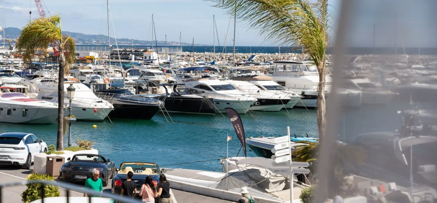 Venta de apartamento en planta media en Puerto Banús 1