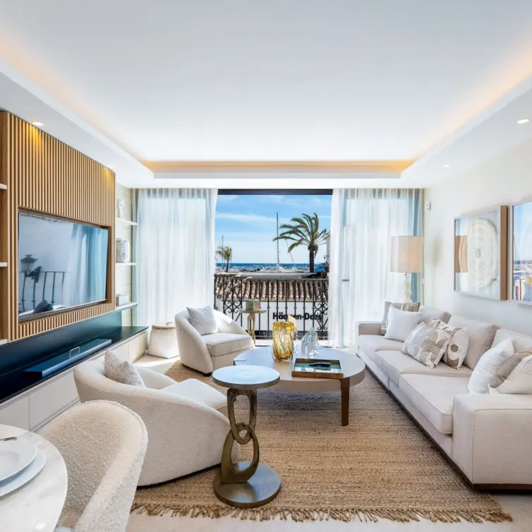 Venta de apartamento en planta media en Puerto Banús