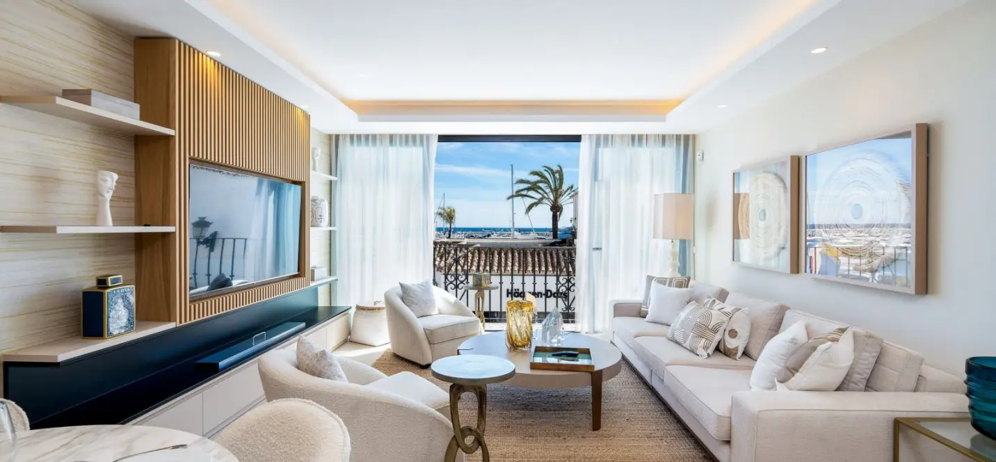 Venta de apartamento en planta media en Puerto Banús 2