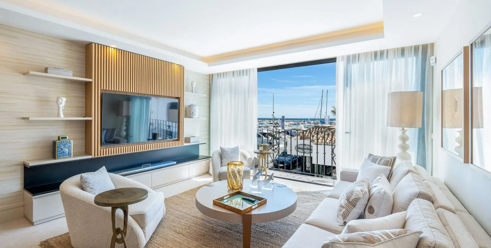 Venta de apartamento en planta media en Puerto Banús 4