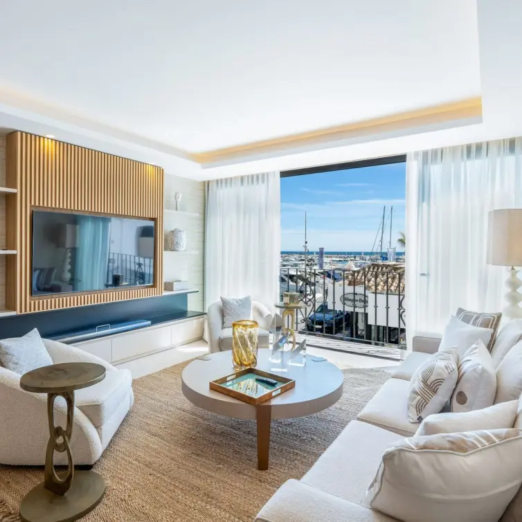 Venta de apartamento en planta media en Puerto Banús