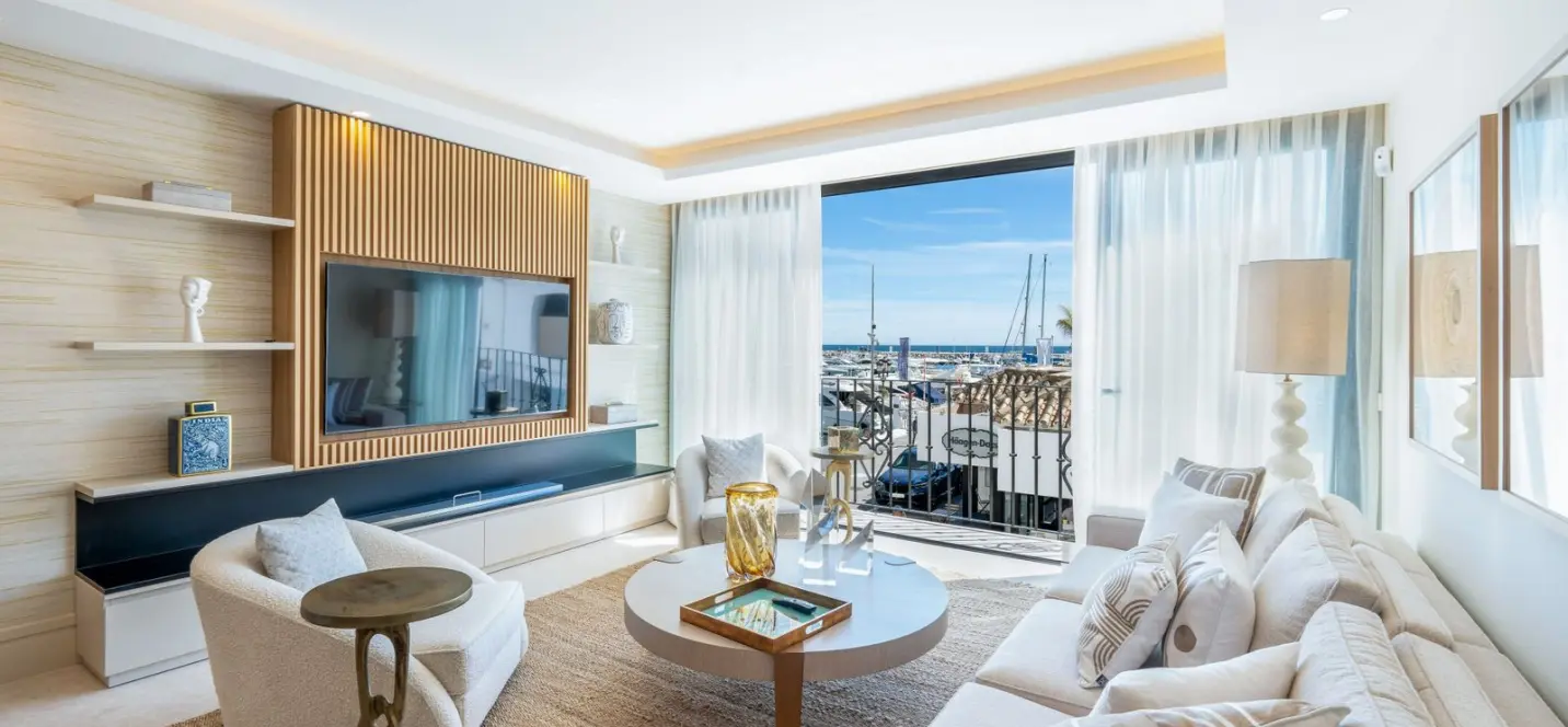 Venta de apartamento en planta media en Puerto Banús 3