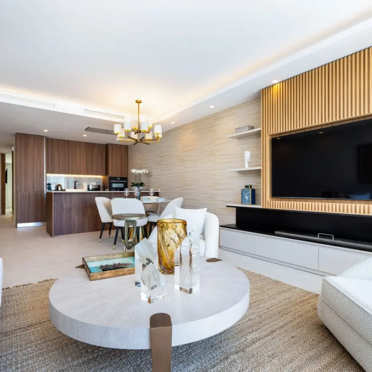 Venta de apartamento en planta media en Puerto Banús