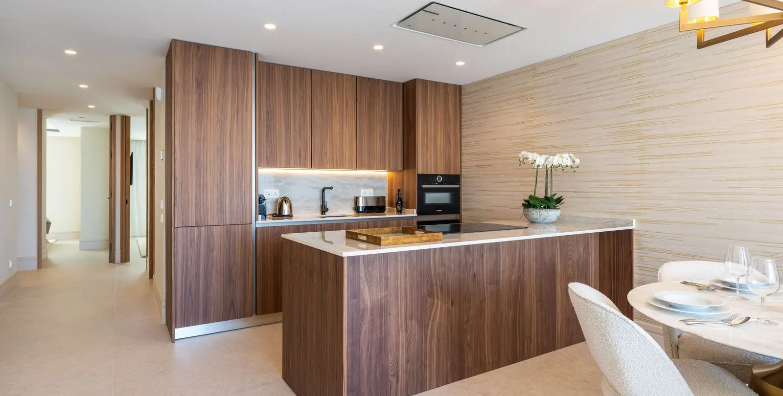 Venta de apartamento en planta media en Puerto Banús 8