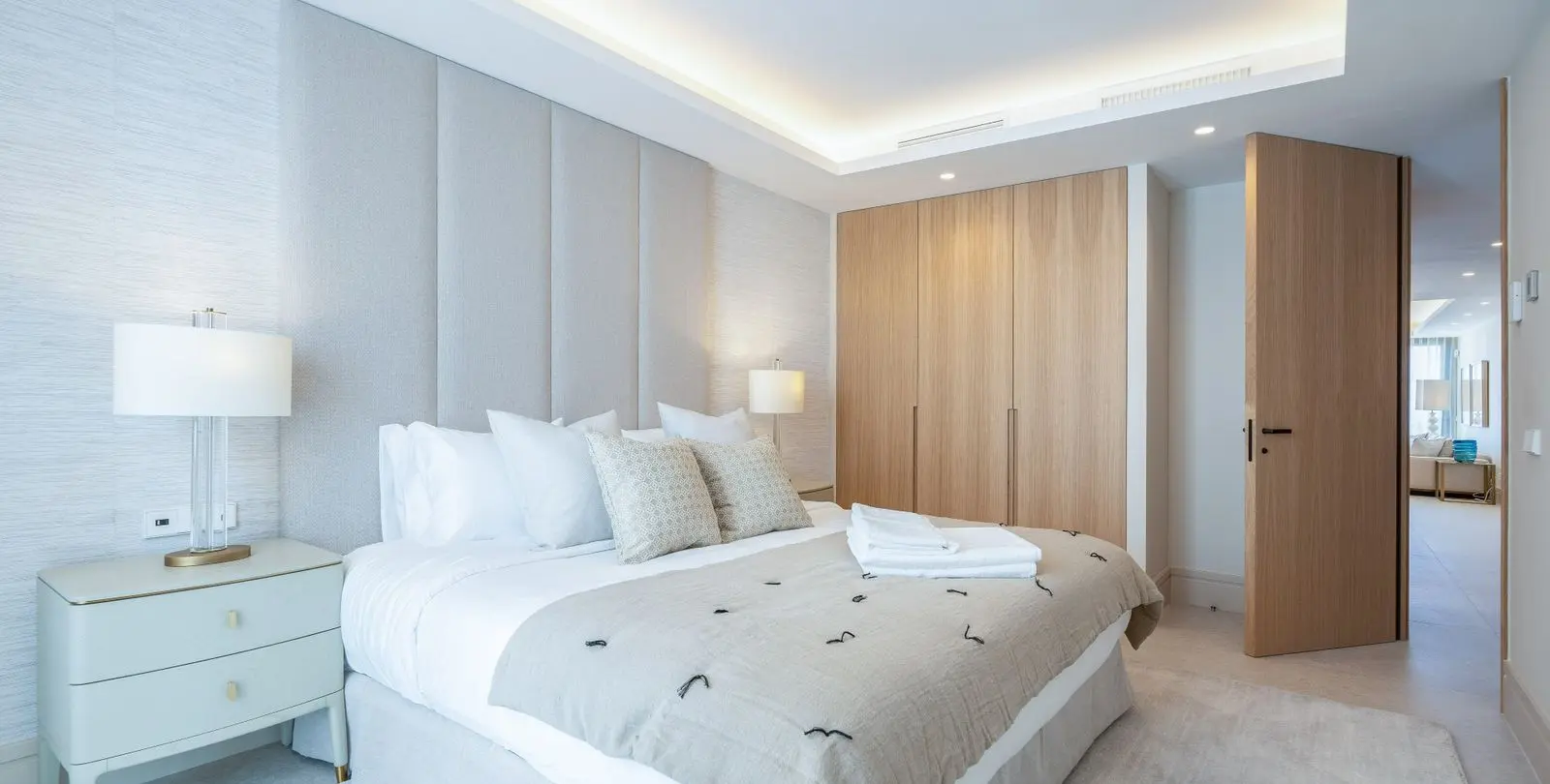Venta de apartamento en planta media en Puerto Banús 12