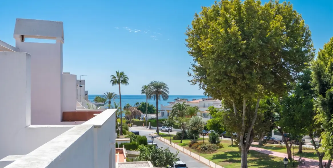 Sale of townhouse in The Golden Mile 1