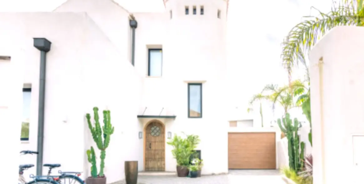 Long-term rent of detached villa in The Golden Mile 16