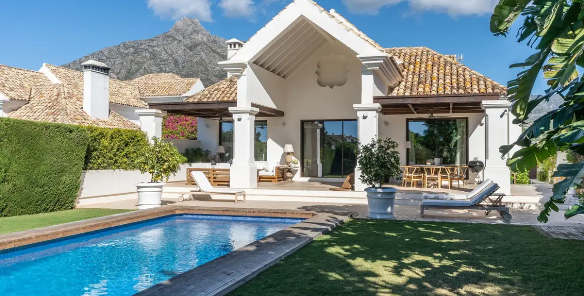 Long-term rent of detached villa in The Golden Mile 4