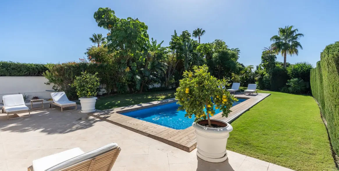 Long-term rent of detached villa in The Golden Mile 12
