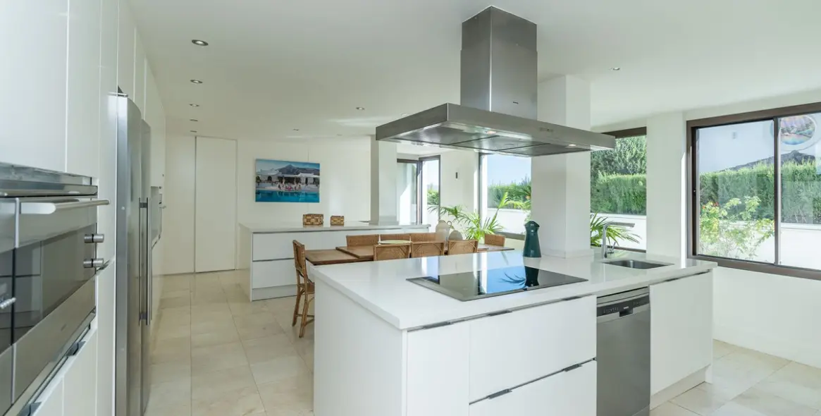 Long-term rent of detached villa in The Golden Mile 13