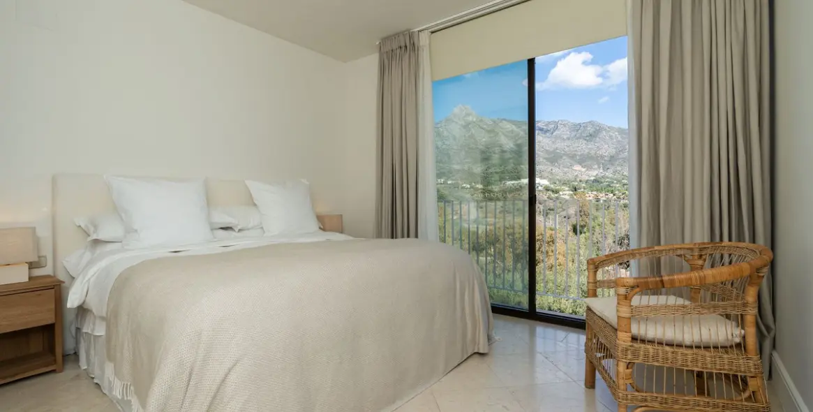 Long-term rent of detached villa in The Golden Mile 14