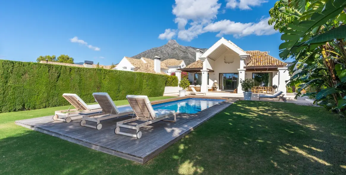 Long-term rent of detached villa in The Golden Mile 17