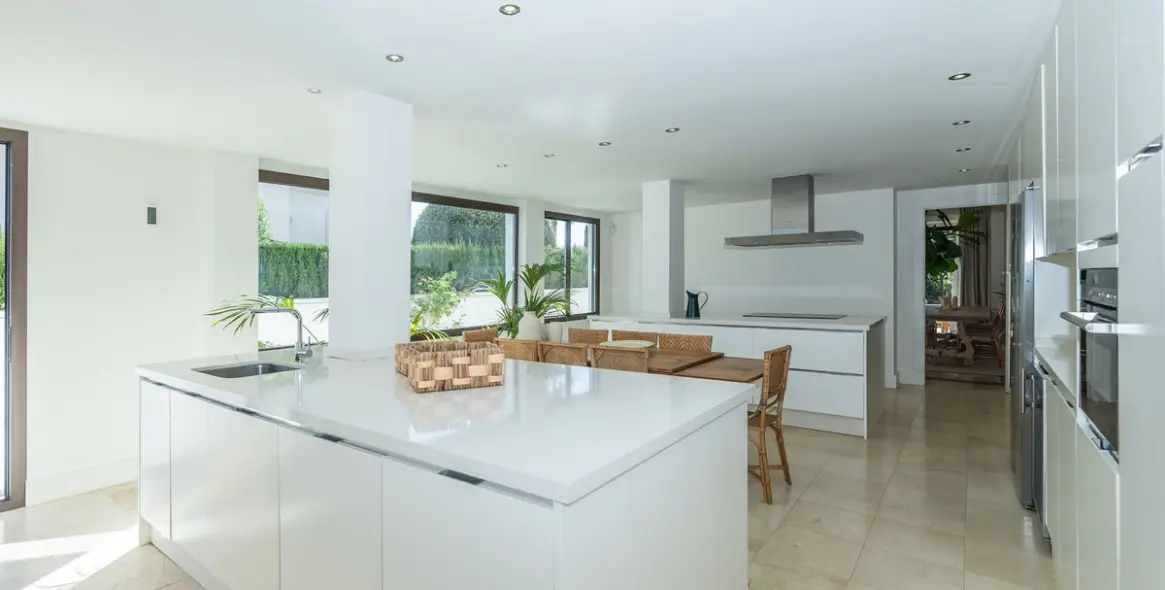 Long-term rent of detached villa in The Golden Mile 19