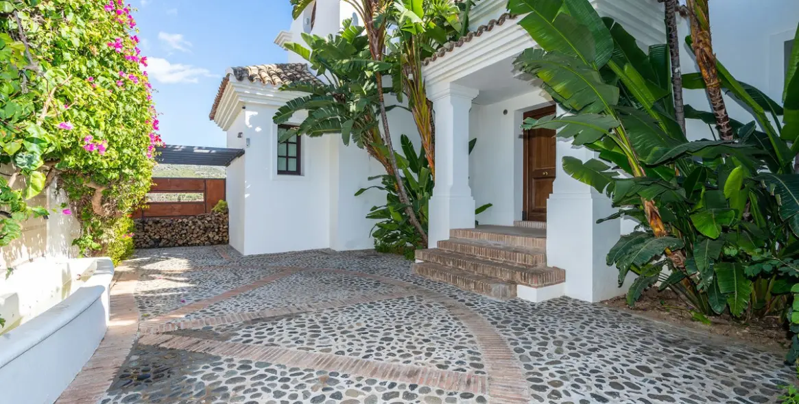 Long-term rent of detached villa in The Golden Mile 28