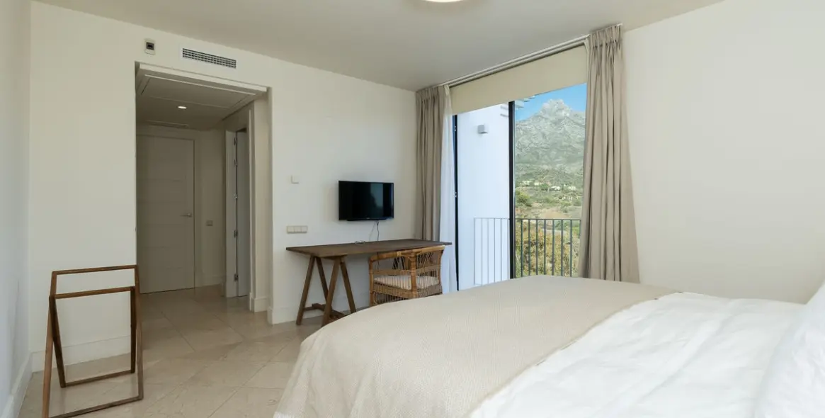 Long-term rent of detached villa in The Golden Mile 69