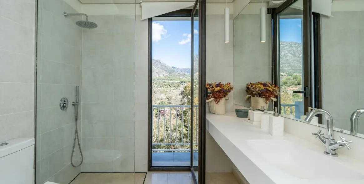 Long-term rent of detached villa in The Golden Mile 75