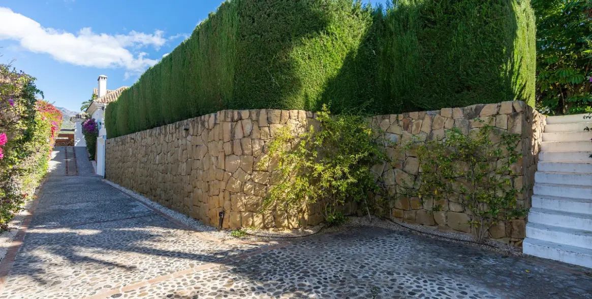 Long-term rent of detached villa in The Golden Mile 77