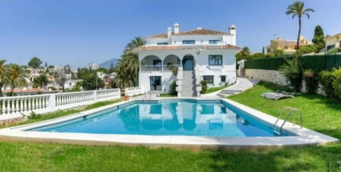 Alquiler a largo plazo de villa independiente en Nueva Andalucía 1