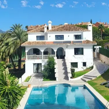 Alquiler a largo plazo de villa independiente en Nueva Andalucía