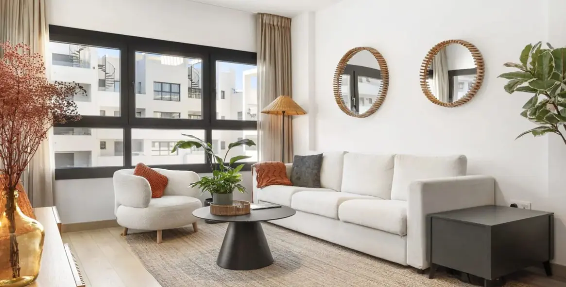 Sale of middle floor apartment in Estepona 2