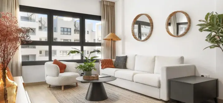 Sale of middle floor apartment in Estepona 1