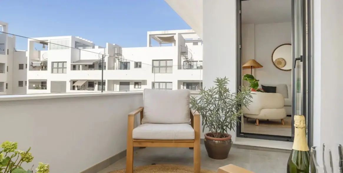 Sale of middle floor apartment in Estepona 18