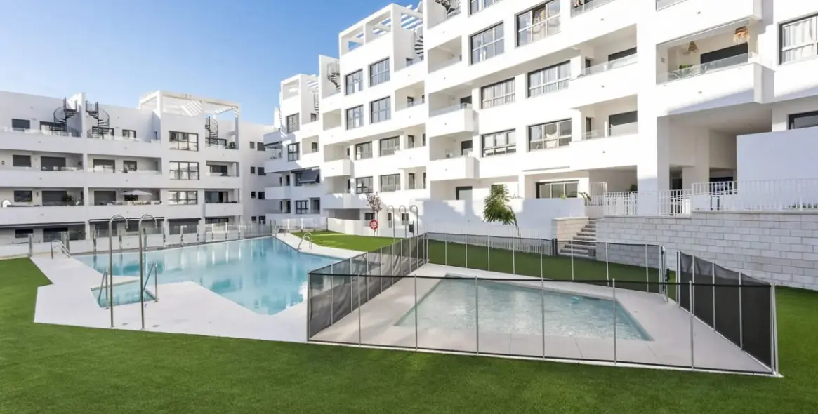 Sale of middle floor apartment in Estepona 24