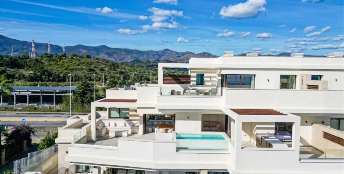 Sale of penthouse duplex in Estepona 2