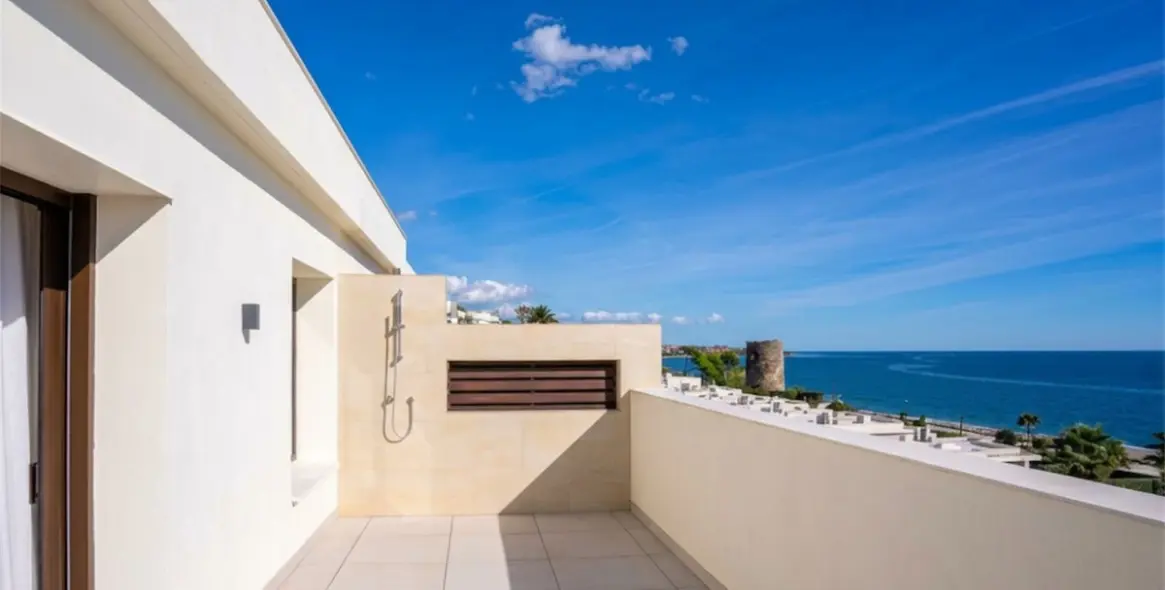Sale of penthouse duplex in Estepona 10