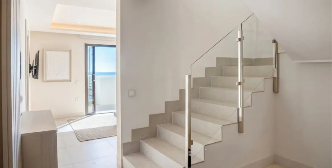 Sale of penthouse duplex in Estepona 14