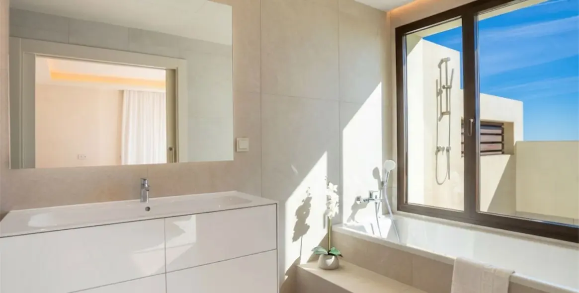 Sale of penthouse duplex in Estepona 16