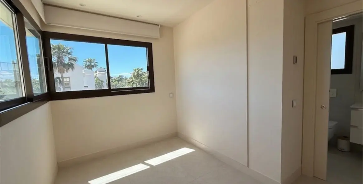 Sale of penthouse duplex in Estepona 19