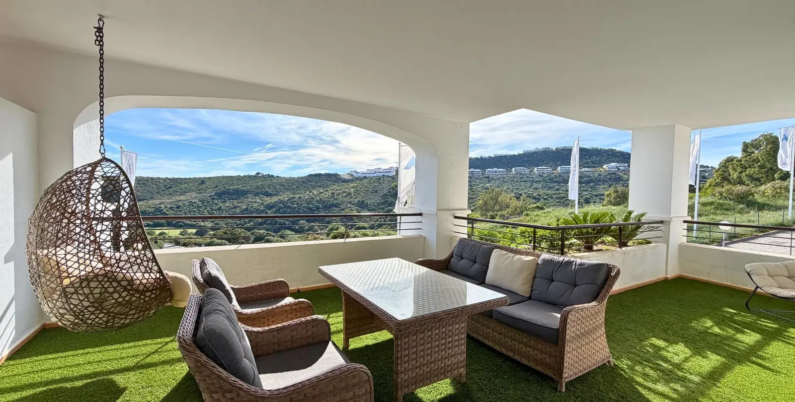 Sale of middle floor apartment in Casares Playa 1
