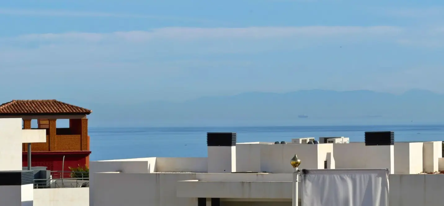 Venta de apartamento en planta media en Casares Playa 2