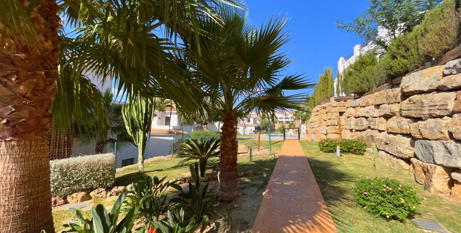 Sale of middle floor apartment in Casares Playa 5