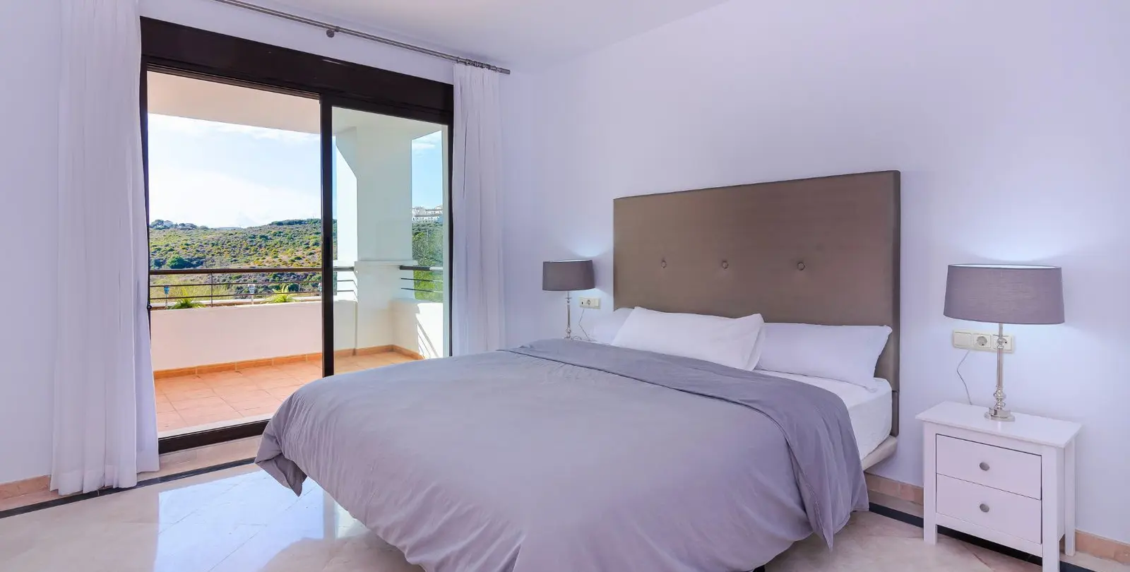 Sale of middle floor apartment in Casares Playa 21