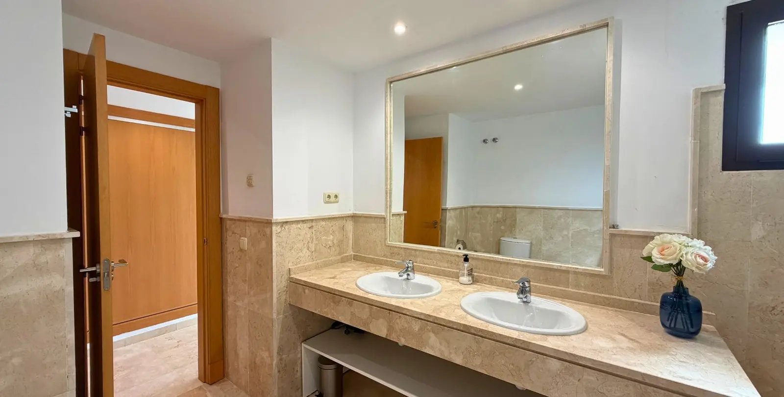 Sale of middle floor apartment in Casares Playa 25