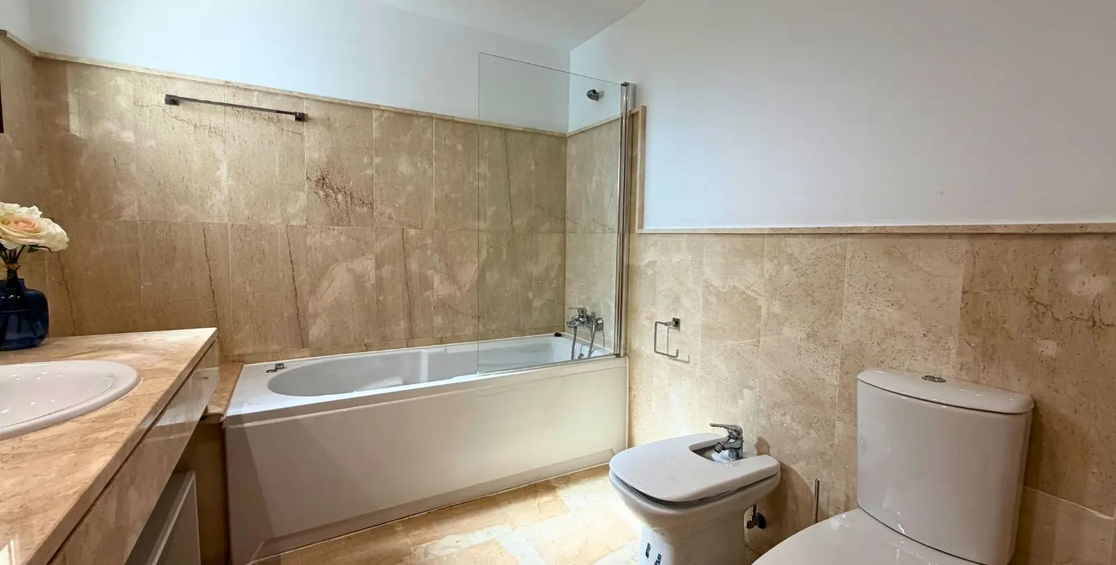 Sale of middle floor apartment in Casares Playa 27
