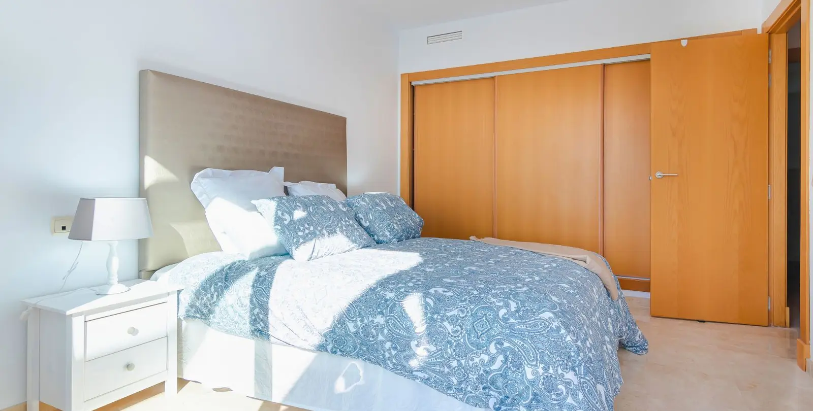 Sale of middle floor apartment in Casares Playa 30