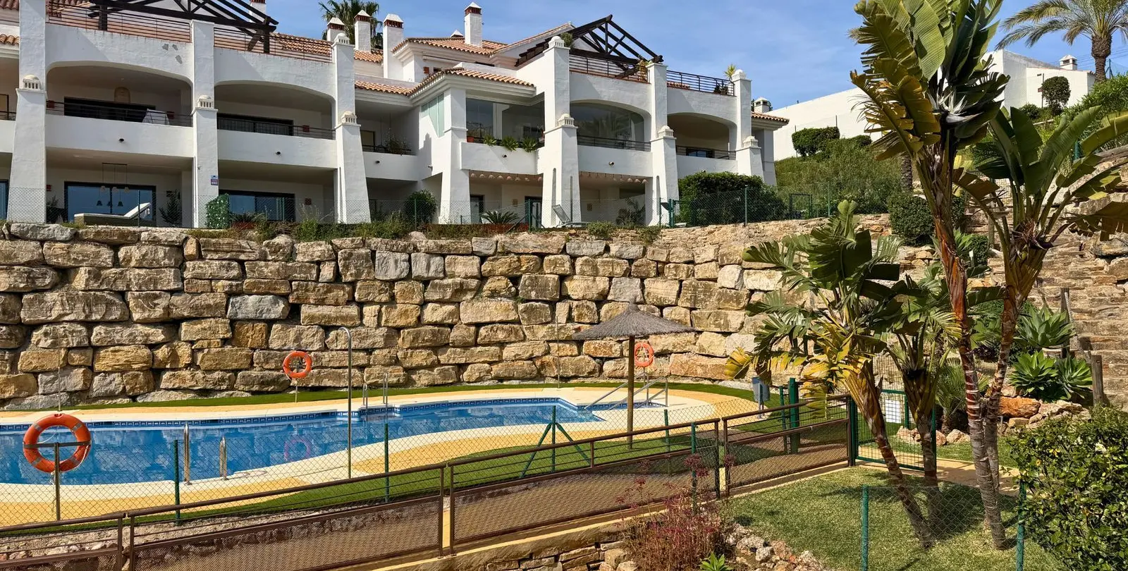 Sale of middle floor apartment in Casares Playa 34
