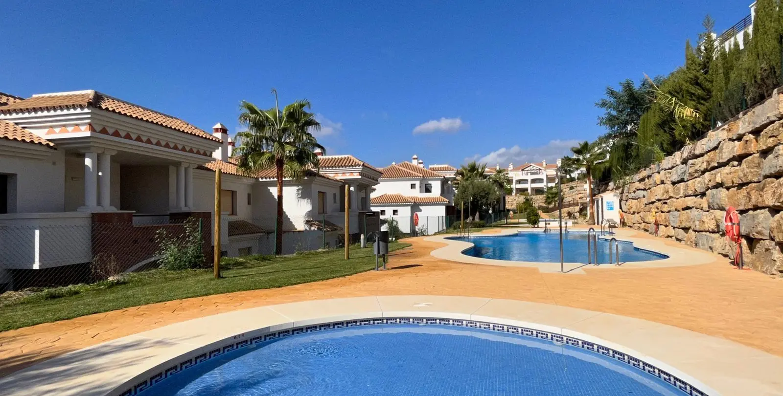 Sale of middle floor apartment in Casares Playa 39