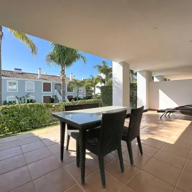 Продажа апартаментов на первом этаже в Estepona