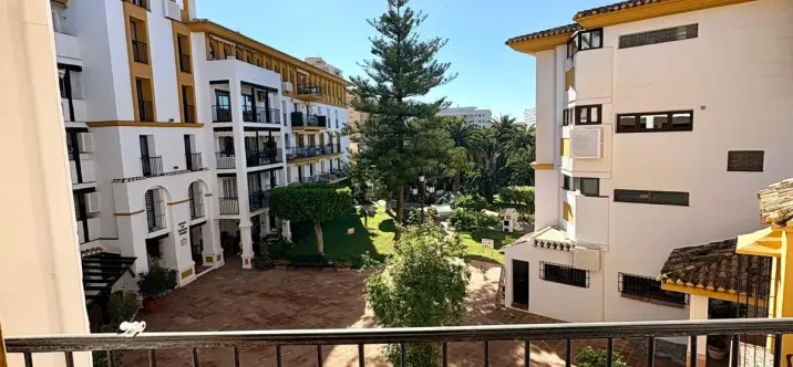 Sale of middle floor apartment in Fuengirola 1