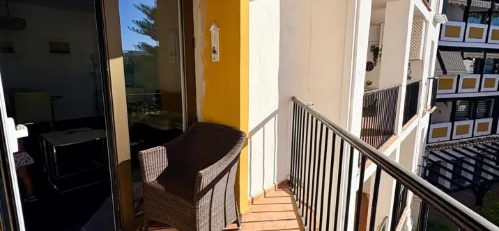 Sale of middle floor apartment in Fuengirola 2