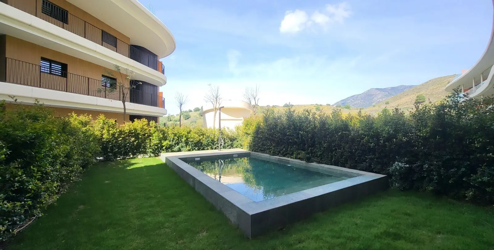 Venta de apartamento en planta baja en Higueron 16