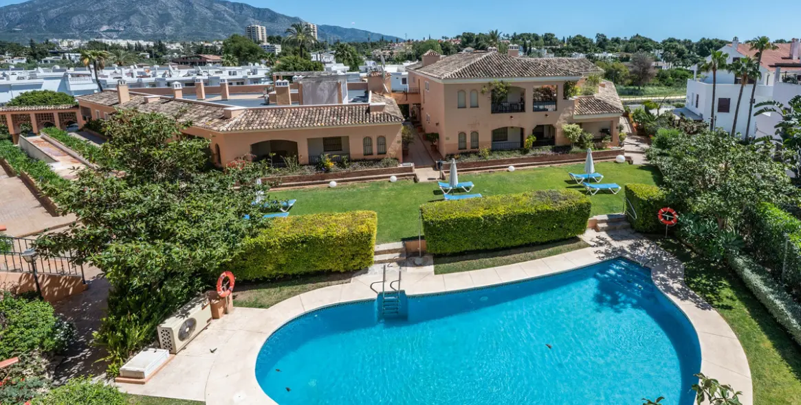 Sale of middle floor apartment in Nueva Andalucía 2