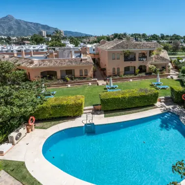 Sale of middle floor apartment in Nueva Andalucía