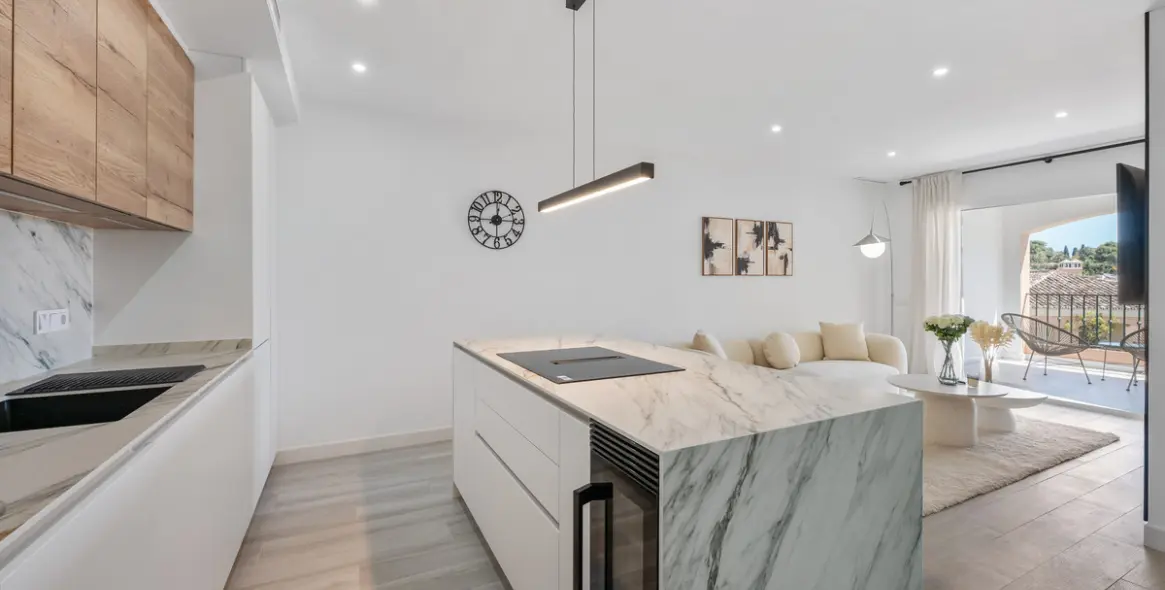 Sale of middle floor apartment in Nueva Andalucía 9